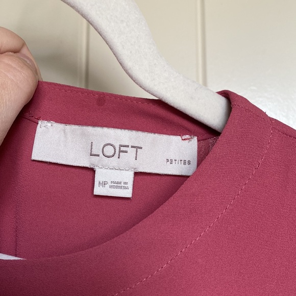 Loft silky dark pink blouse with puff sleeves and button back - Picture 3 of 5